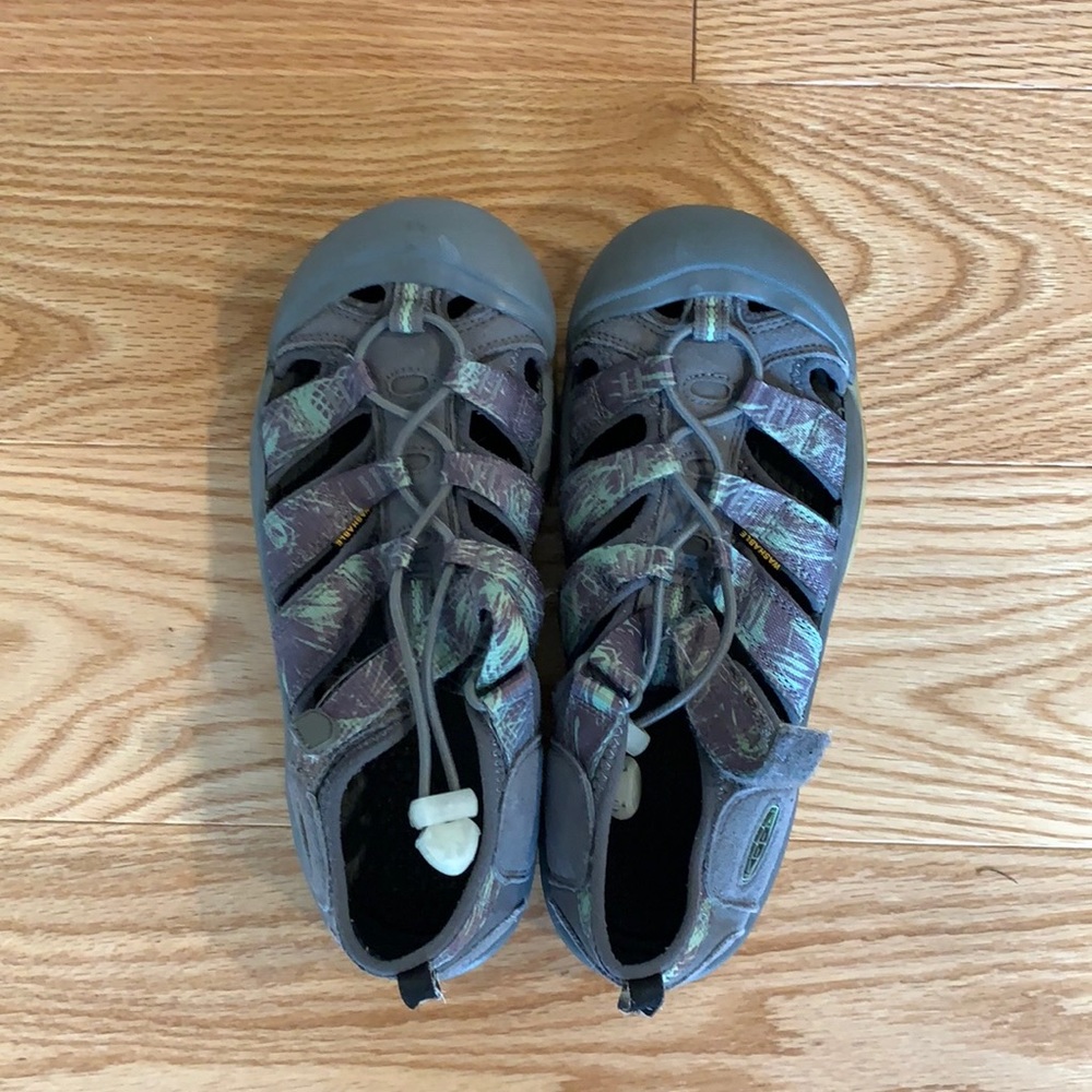 Boys Keens size 4